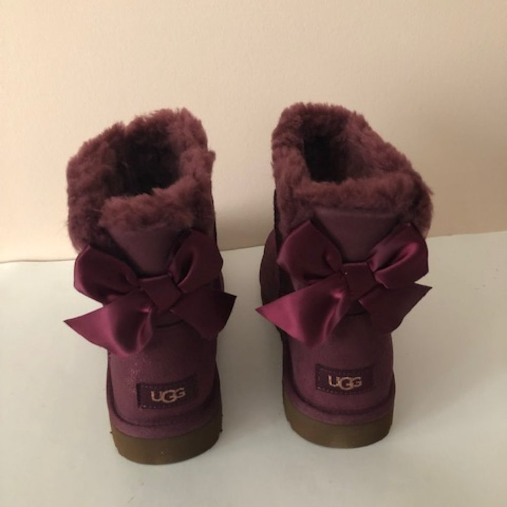 UGG Mini Bailey Bow Glimmer Metallic Suede Boot. Size: 8 - Picture 5 of 13